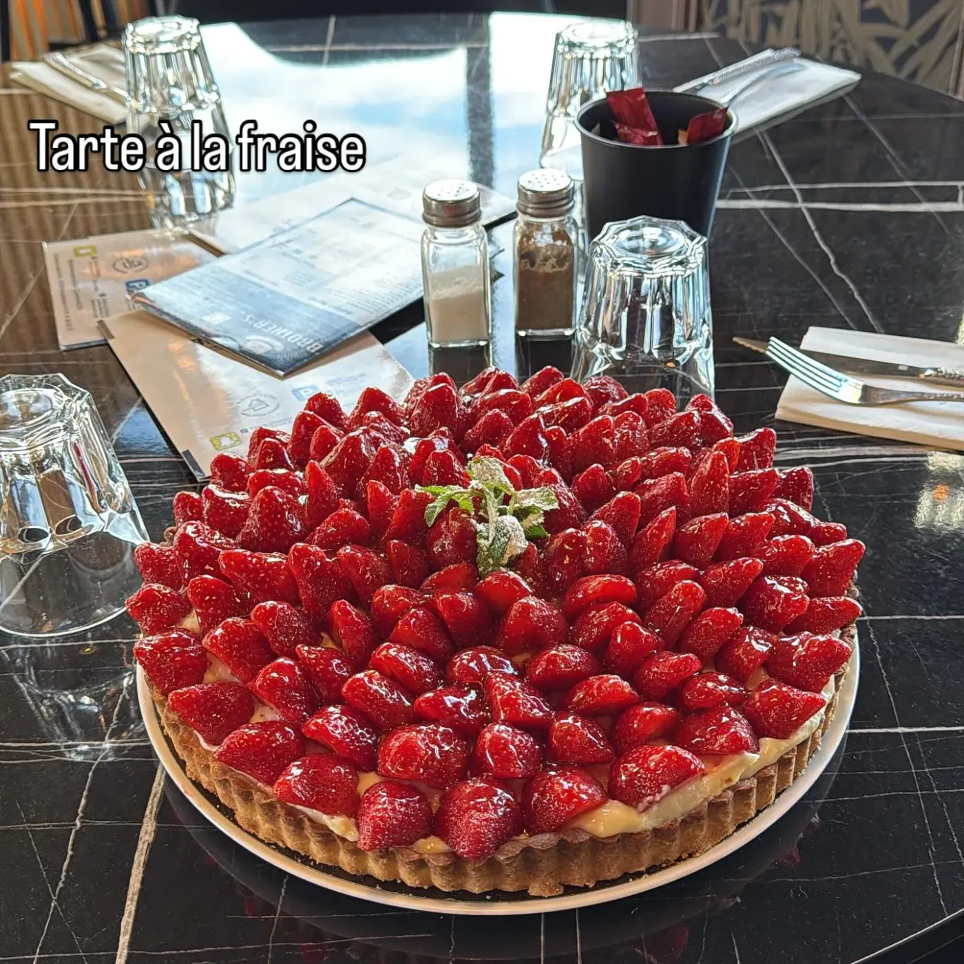 Tarte à la fraise sur pâte sablée et crème pâtissière vanille