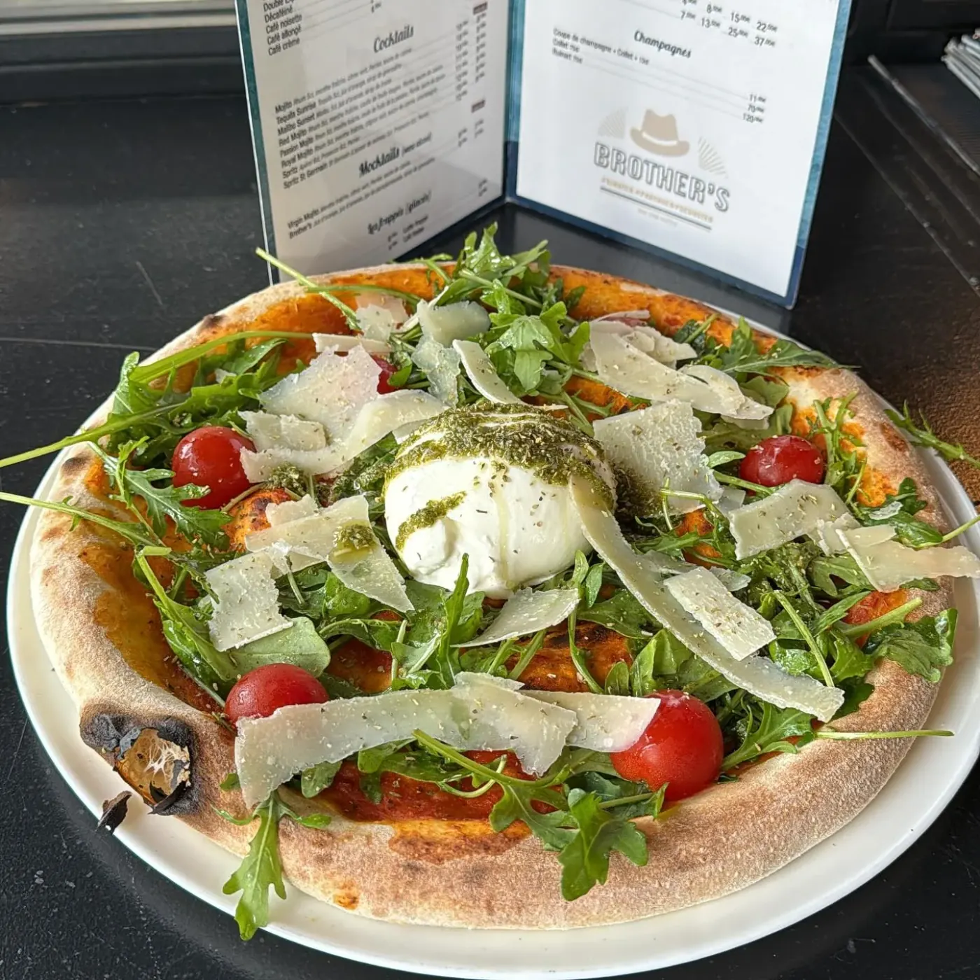 Pizza burrata, roquette, tomates cerises et parmesan