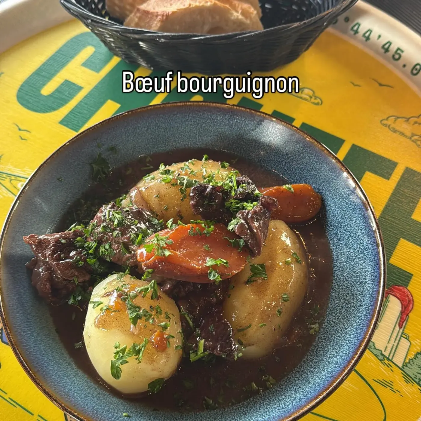 Bœuf bourguignon mijoté au vin rouge, carottes et pommes de terre
